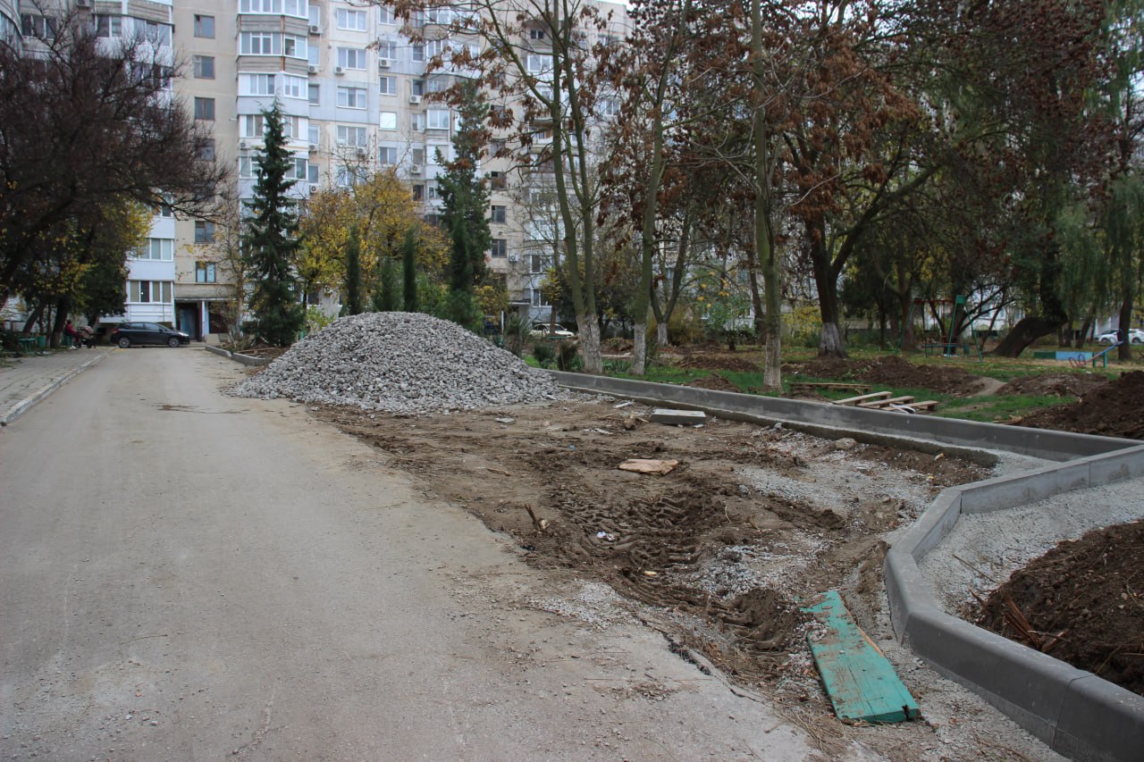 В Керчи продолжаются работы по благоустройству придомовых территорий В Керчи продолжаются работы по благоустройству придомовых территорий