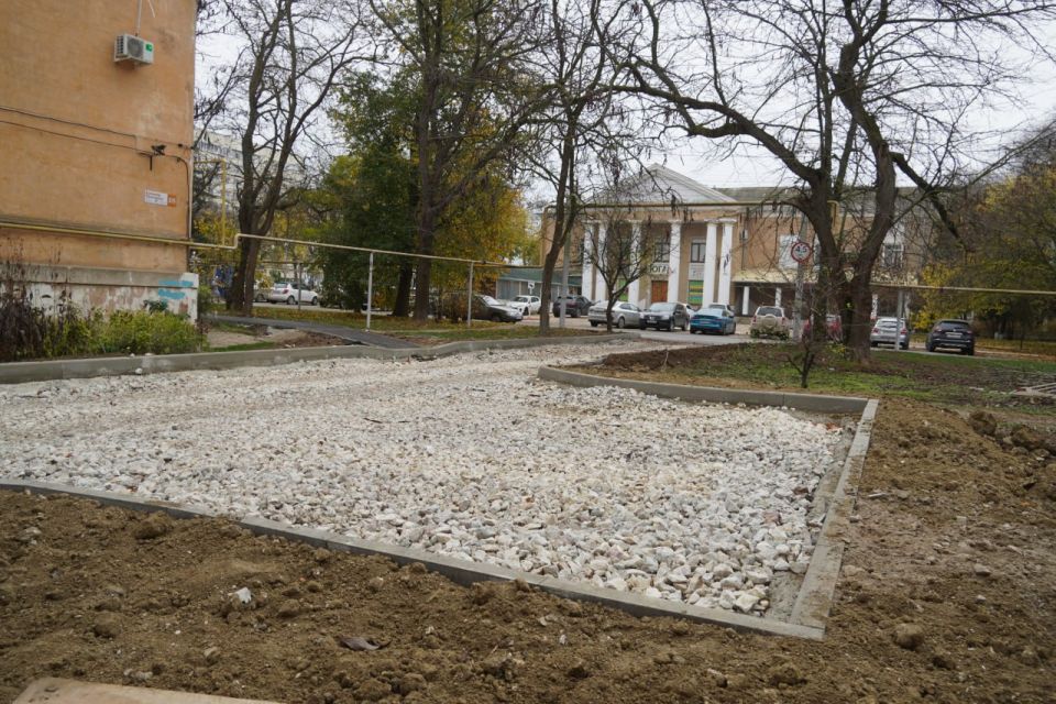Глава администрации Олег Каторгин побывал во дворе по ул. Петра Дейкало, 6/1, ул. Архитектурной, 5/2, Бульваре Пионеров, 2/5, где продолжается благоустройство Глава администрации Олег Каторгин побывал во дворе по ул. Петра Дейкало, 6/1, ул. Архитектурной, 5/2, Бульваре Пионеров, 2/5, где продолжается благоустройство