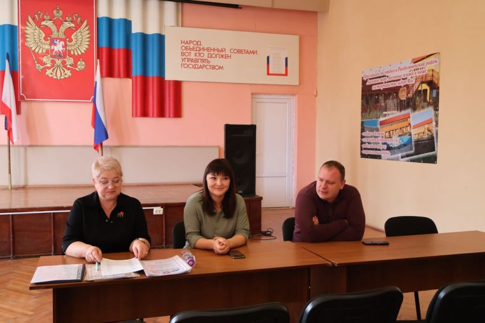 Сегодня глава Администрации Раздольненского района Денис Олейник совместно с начальником отдела образования, молодежи и спорта Лилей Керимовой и председателем территориальной избирательной комиссии Раздольненского района...