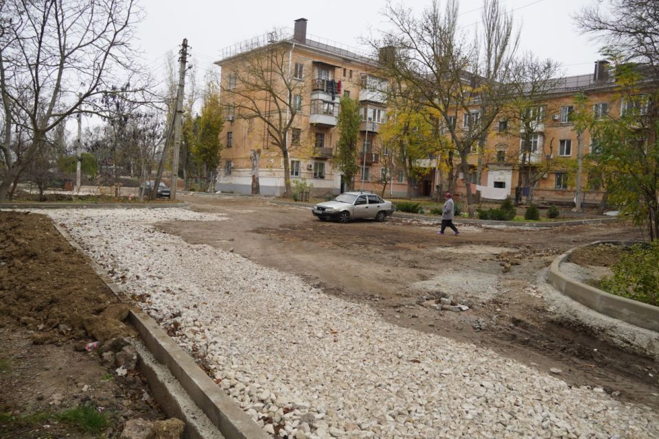Глава администрации Олег Каторгин побывал во дворе по ул. Петра Дейкало, 6/1, ул. Архитектурной, 5/2, Бульваре Пионеров, 2/5, где продолжается благоустройство Глава администрации Олег Каторгин побывал во дворе по ул. Петра Дейкало, 6/1, ул. Архитектурной, 5/2, Бульваре Пионеров, 2/5, где продолжается благоустройство