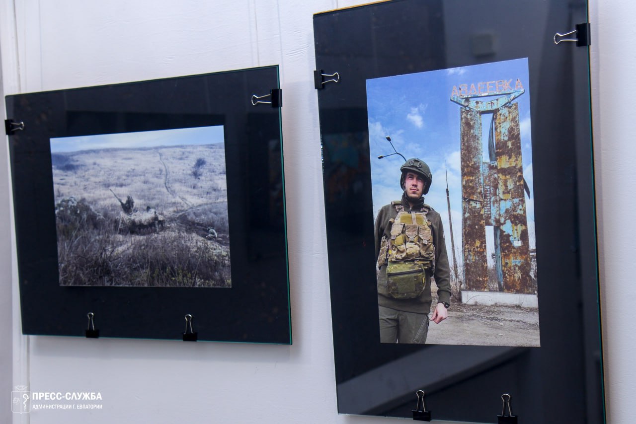 В Крымском ТЮЗе открылась фотовыставка военного корреспондента В Крымском ТЮЗе открылась фотовыставка военного корреспондента