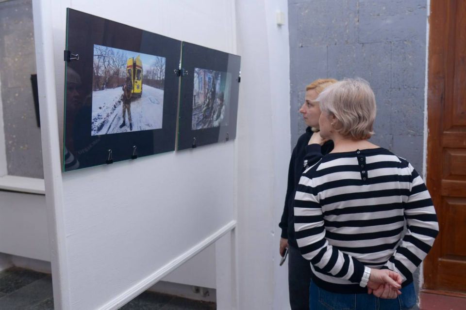 Александр Юрьев: В галерее актуального искусства «Ха-Ра-Шо» состоялось открытие фотовыставки Даниила Пионтковского «Рядовой военкор» Александр Юрьев: В галерее актуального искусства «Ха-Ра-Шо» состоялось открытие фотовыставки Даниила Пионтковского «Рядовой военкор»