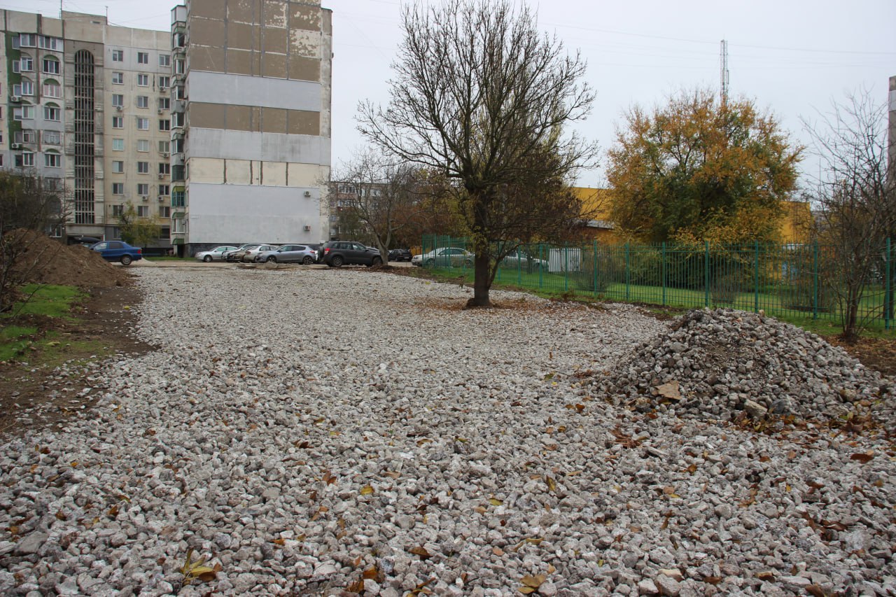 В Керчи продолжаются работы по благоустройству придомовых территорий В Керчи продолжаются работы по благоустройству придомовых территорий