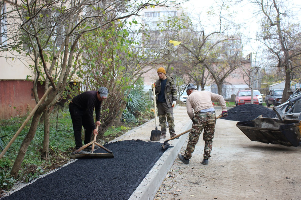 В Керчи продолжаются работы по благоустройству придомовых территорий В Керчи продолжаются работы по благоустройству придомовых территорий