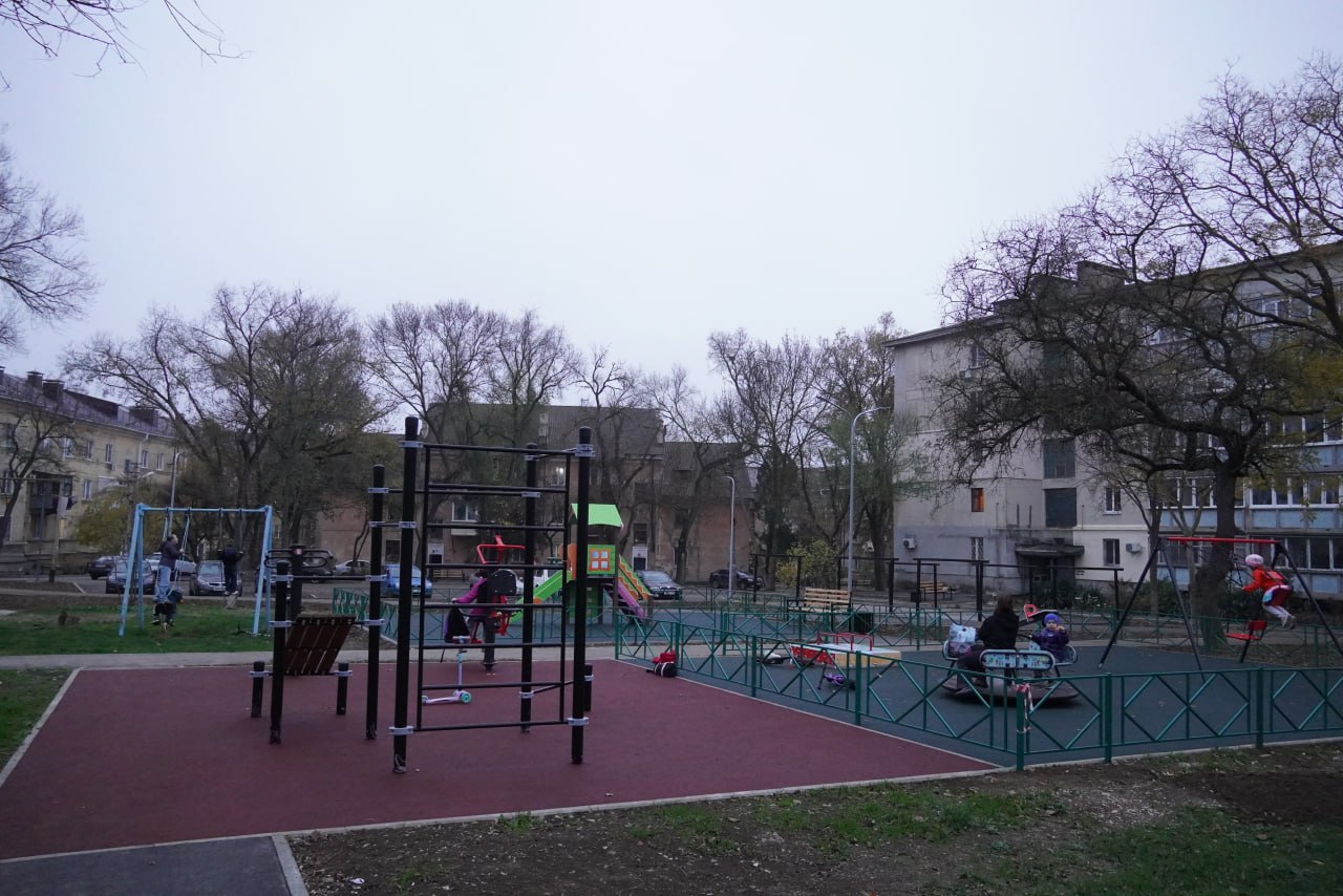 Завершено благоустройство двора по ул. Славы, 25/12, 23, 21, ул. Всесоюзной, 10, ул. Фестивальной, 2, 4, 6 Завершено благоустройство двора по ул. Славы, 25/12, 23, 21, ул. Всесоюзной, 10, ул. Фестивальной, 2, 4, 6