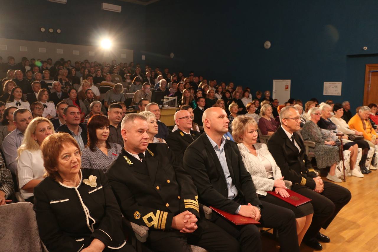 Керченский Судомеханический техникум отмечает 70-летний юбилей Керченский Судомеханический техникум отмечает 70-летний юбилей