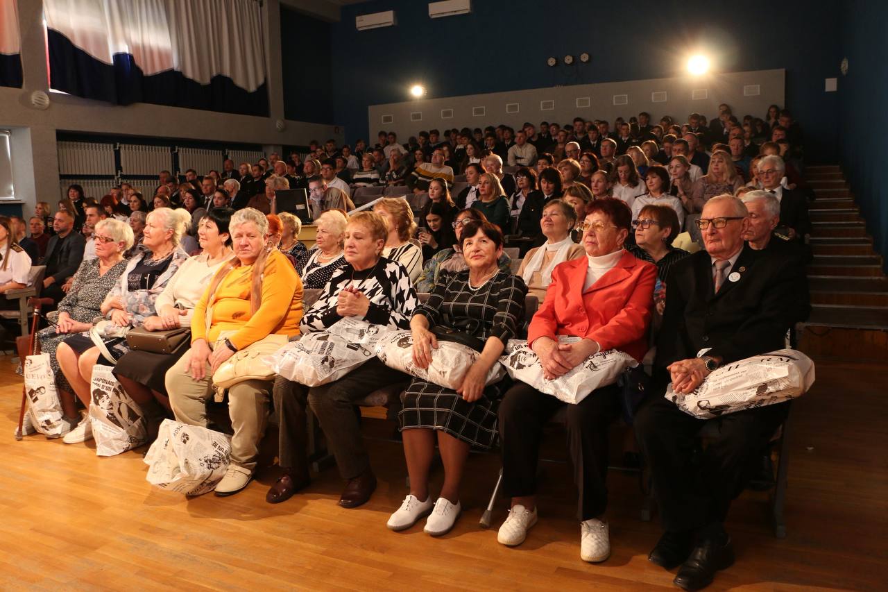 Керченский Судомеханический техникум отмечает 70-летний юбилей Керченский Судомеханический техникум отмечает 70-летний юбилей