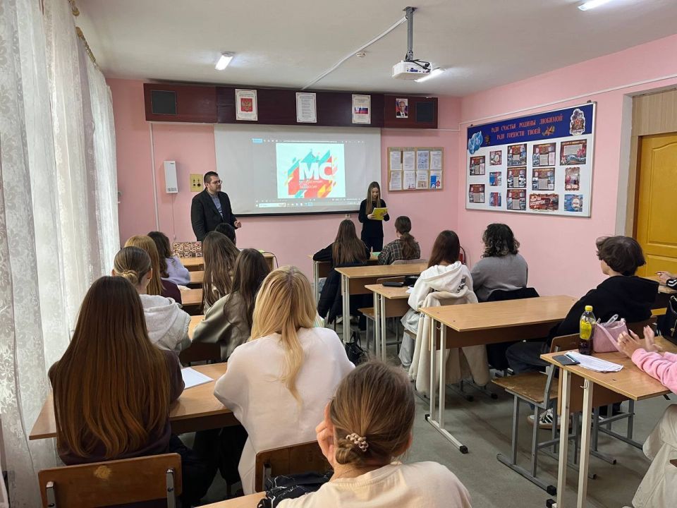 Молодёжный совет Феодосии рассказали студентам Феодосийского политехнического техникума о молодёжными организациях города