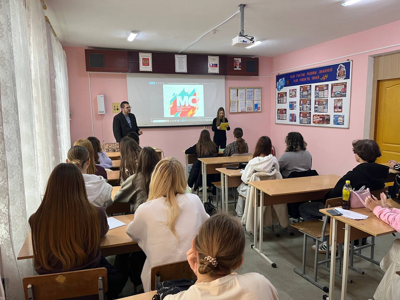 Молодёжный совет Феодосии рассказали студентам Феодосийского политехнического техникума о молодёжными организациях города