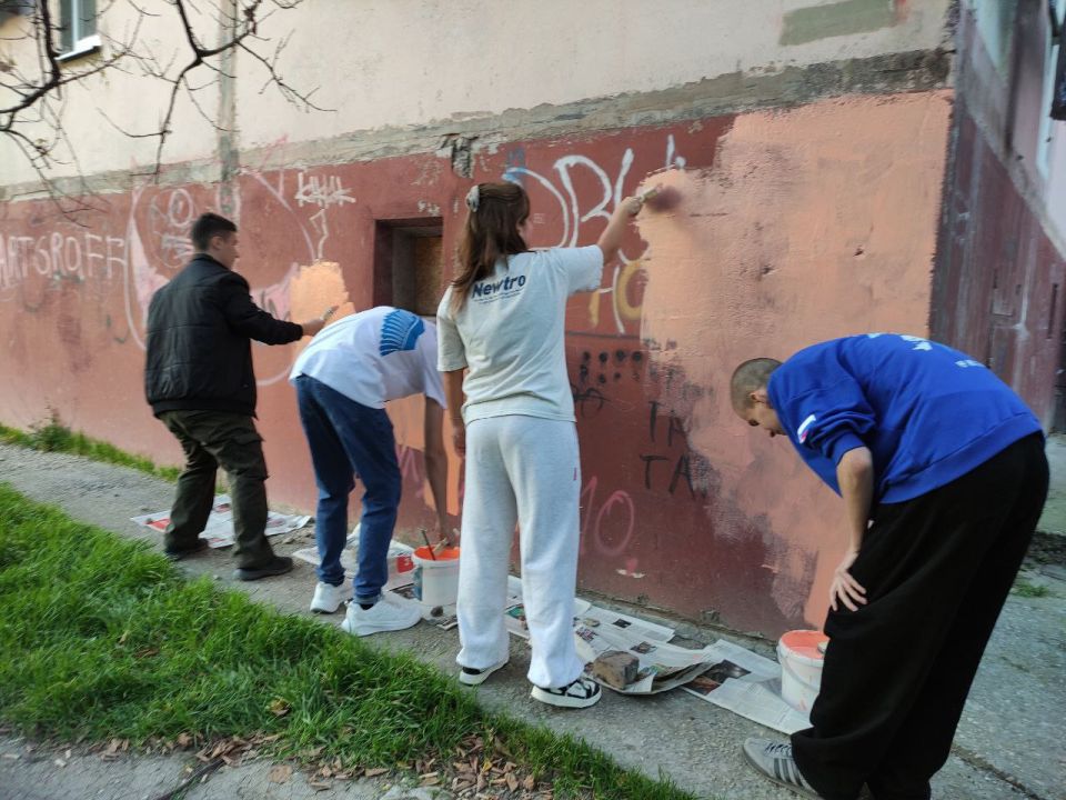 В Феодосии молодёжь закрашивала «настенную живопись»