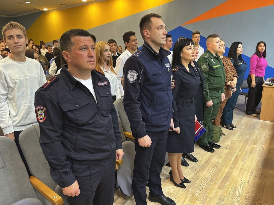 В Евпатории сотрудники полиции приняли участие в профориентационной конференции
