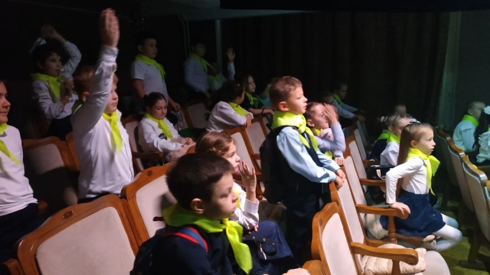 21 ноября на сцене Крымского академического театра кукол для учащихся гимназии № 1 и СОШ № 17 (педагоги – Третьякова Л. Н. и Плоткина Н. В.) состоялся спектакль «Путешествие Голубой Стрелы» по мотивам сказки Джанни Родари 21 ноября на сцене Крымского академического театра кукол для учащихся гимназии № 1 и СОШ № 17 (педагоги – Третьякова Л. Н. и Плоткина Н. В.) состоялся спектакль «Путешествие Голубой Стрелы» по мотивам сказки Джанни Родари