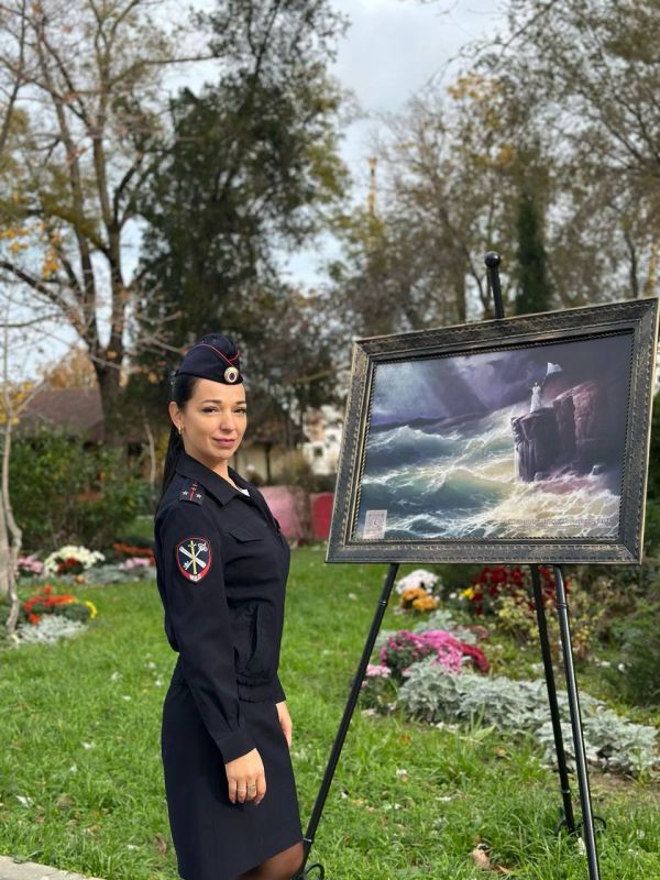 Старший юрисконсульт правовой группы ОМВД России по г. Феодосии, капитан внутренней службы Надежда Насырова желает всем #Хороших_выходных