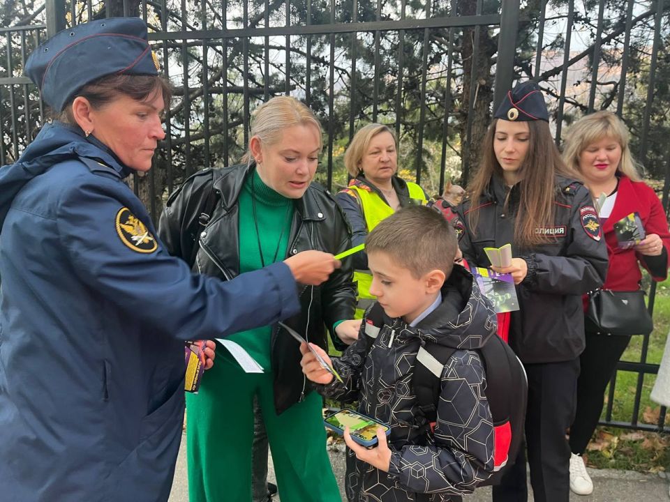 Ялтинские инспекторы и «Родительский патруль» проверили соблюдение ПДД по пути в школу Ялтинские инспекторы и «Родительский патруль» проверили соблюдение ПДД по пути в школу