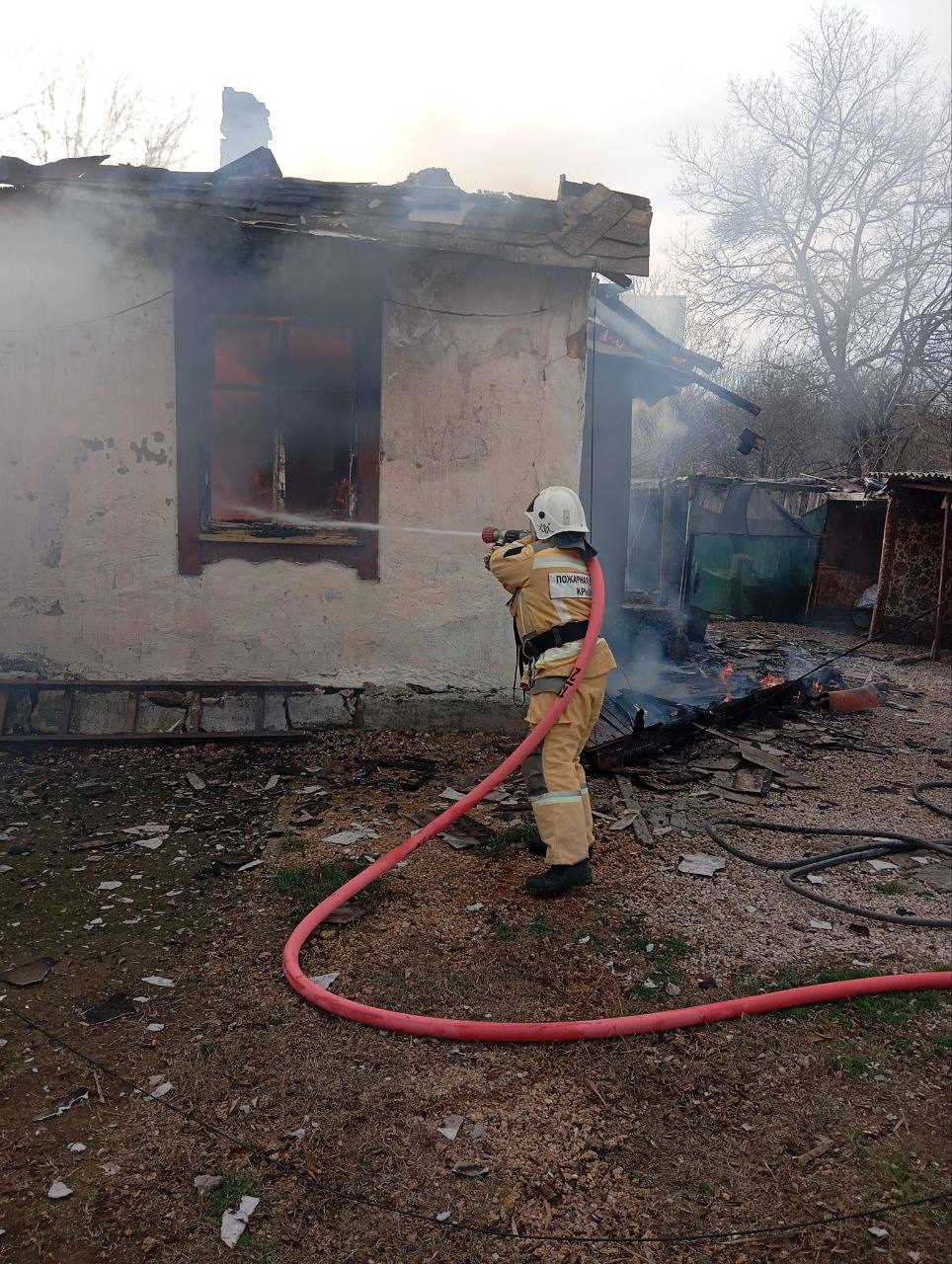 В Джанкое пожар охватил частный дом площадью около 100 квадратных метров В Джанкое пожар охватил частный дом площадью около 100 квадратных метров