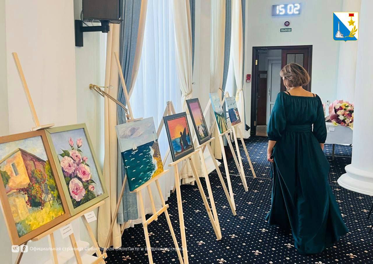Ко Дню матери открылась выставка авторских картин, созданных женами и матерями участников СВО Ко Дню матери открылась выставка авторских картин, созданных женами и матерями участников СВО