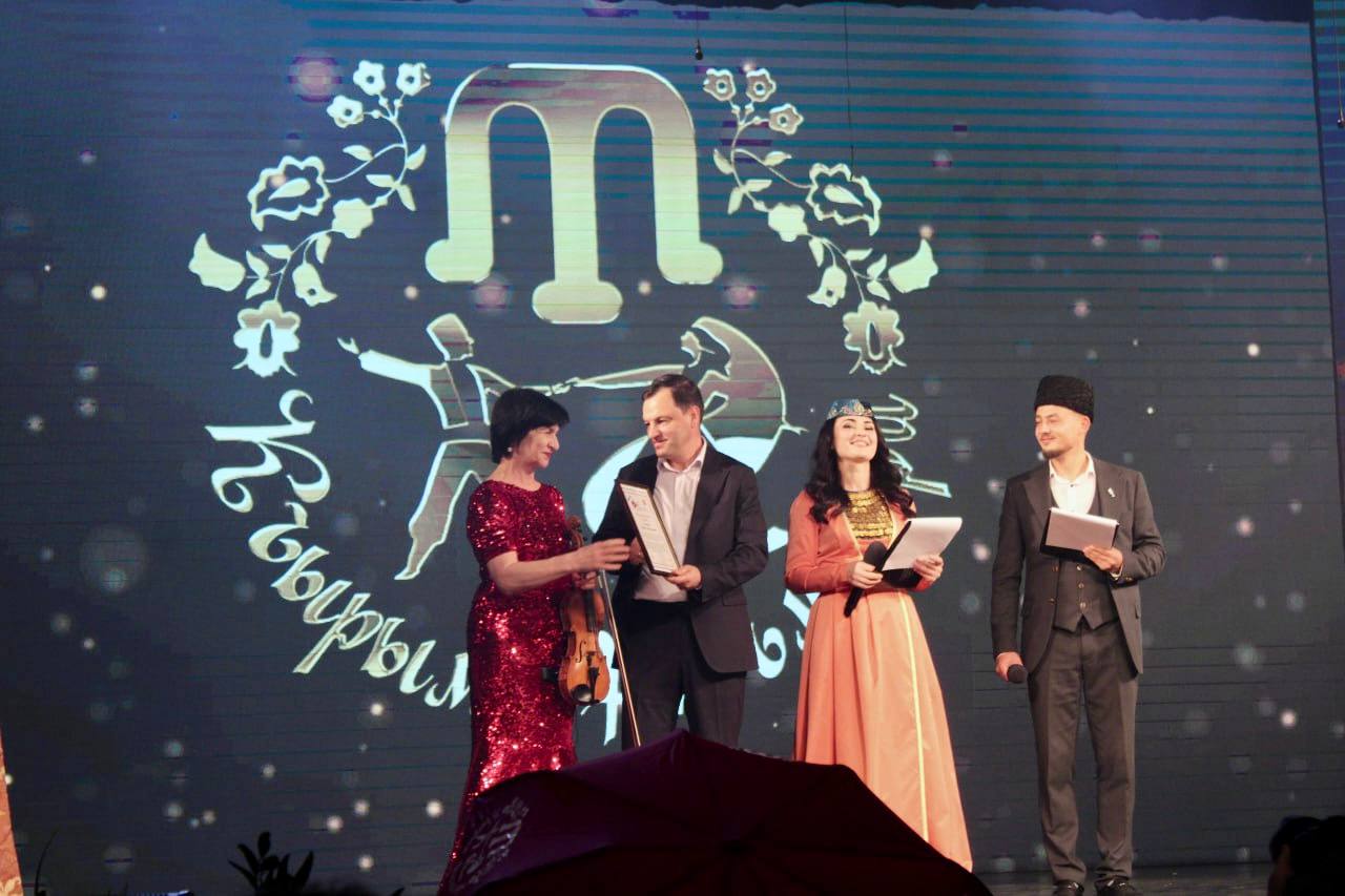 В Крыму ярко и торжественно прошёл долгожданный Гала-концерт Республиканского фестиваля-конкурса крымскотатарской культуры и искусства «Къырым нагьмелери»! В Крыму ярко и торжественно прошёл долгожданный Гала-концерт Республиканского фестиваля-конкурса крымскотатарской культуры и искусства «Къырым нагьмелери»!