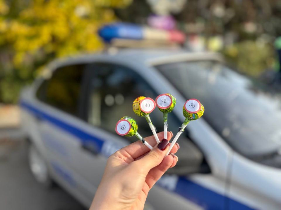 Сотрудники Госавтоинспекции города Керчи провели пропагандистскую акцию "Жизнь дороже скорости!"