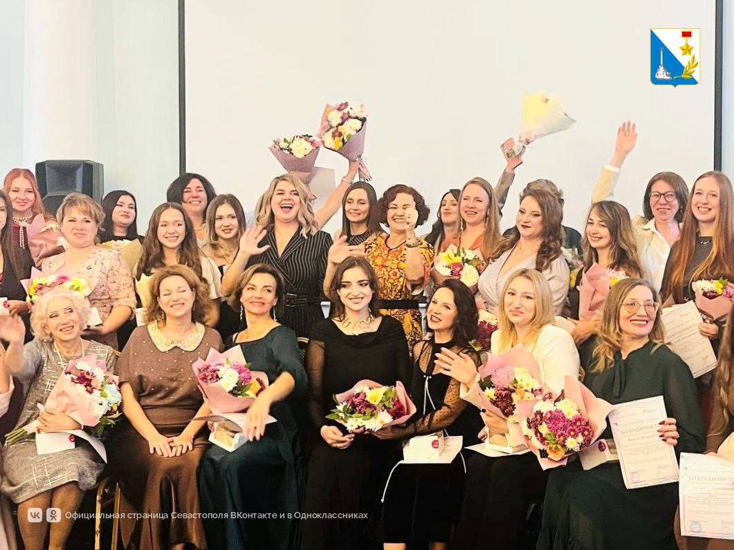 Ко Дню матери открылась выставка авторских картин, созданных женами и матерями участников СВО