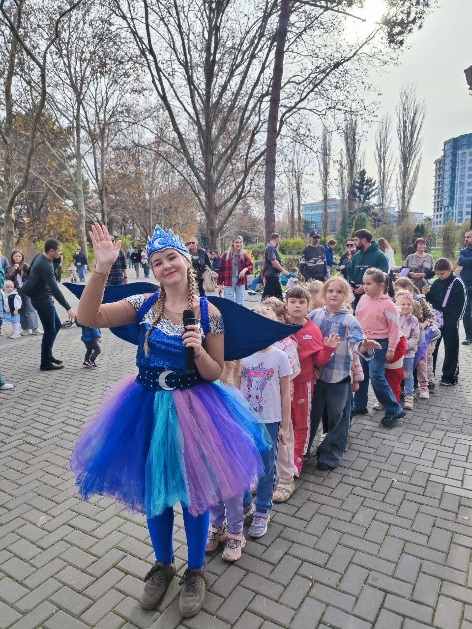 На территории парка им. Ю.А. Гагарина в эти выходные сотрудниками МБУК «Парки столицы» были организованы детские игровые программы «Загадай свою мечту» и «В стране чудес»