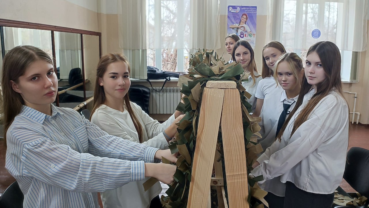 СВОих не бросаем!. Плетение маскировочных сетей в МБОУ «СОШ № 12 им. И. П. Крыжановского» продолжается ежедневно СВОих не бросаем!. Плетение маскировочных сетей в МБОУ «СОШ № 12 им. И. П. Крыжановского» продолжается ежедневно