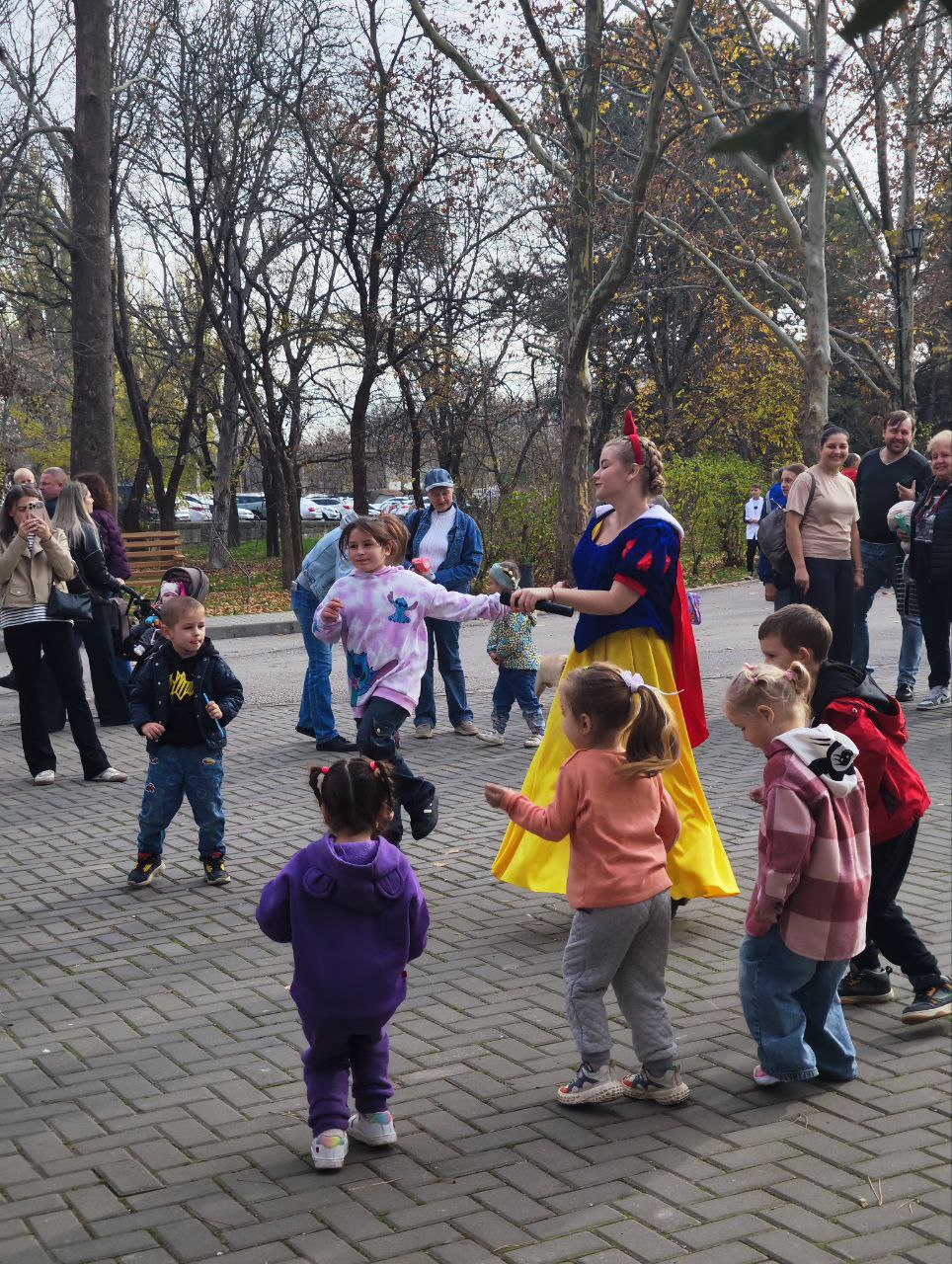 На территории парка им. Ю.А. Гагарина в эти выходные сотрудниками МБУК «Парки столицы» были организованы детские игровые программы «Загадай свою мечту» и «В стране чудес» На территории парка им. Ю.А. Гагарина в эти выходные сотрудниками МБУК «Парки столицы» были организованы детские игровые программы «Загадай свою мечту» и «В стране чудес»