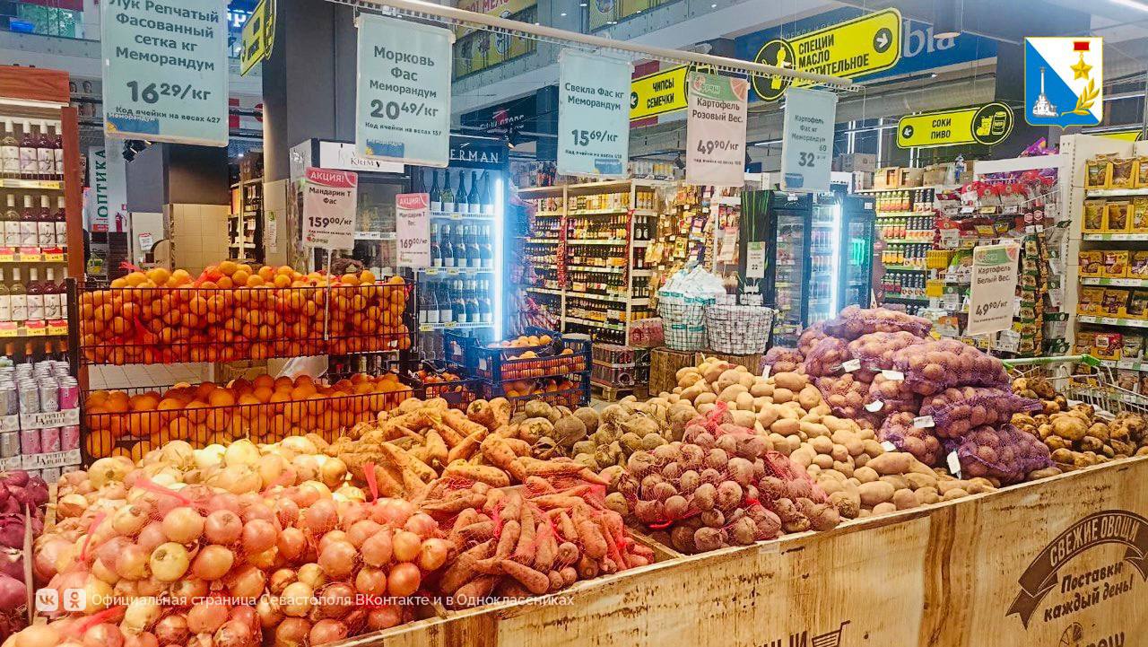 Еженедельный мониторинг цен в Севастополе показал снижение цен на курицу, сливочное масло, яблоки, свежие помидоры и «борщевой набор»