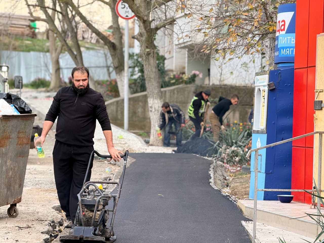 Во дворе по Индустриальному шоссе, 23, 21, 21/1 приступили к асфальтированию тротуаров и входных групп в подъезды Во дворе по Индустриальному шоссе, 23, 21, 21/1 приступили к асфальтированию тротуаров и входных групп в подъезды