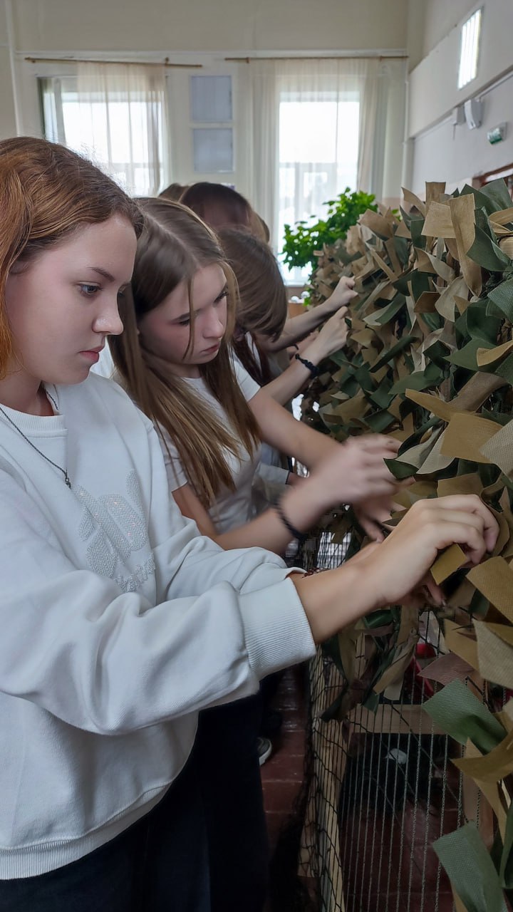СВОих не бросаем!. Плетение маскировочных сетей в МБОУ «СОШ № 12 им. И. П. Крыжановского» продолжается ежедневно
