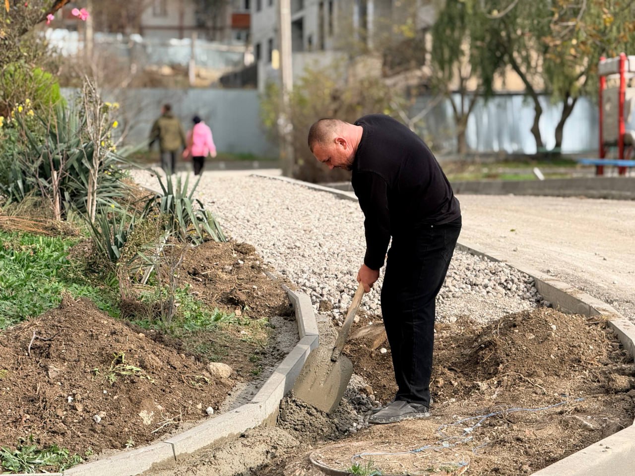 Во дворе по Индустриальному шоссе, 23, 21, 21/1 приступили к асфальтированию тротуаров и входных групп в подъезды Во дворе по Индустриальному шоссе, 23, 21, 21/1 приступили к асфальтированию тротуаров и входных групп в подъезды
