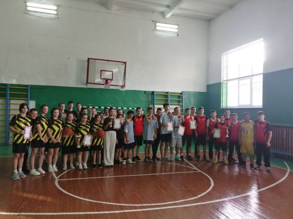 На базе МБОУ ДО "ДЮСШ" Белогорского района Республики Крым прошёл муниципальный этап чемпионата "Локобаскет" по баскетболу среди юношей и девушек 2009-2013 годов рождения сезона 2025-2026!