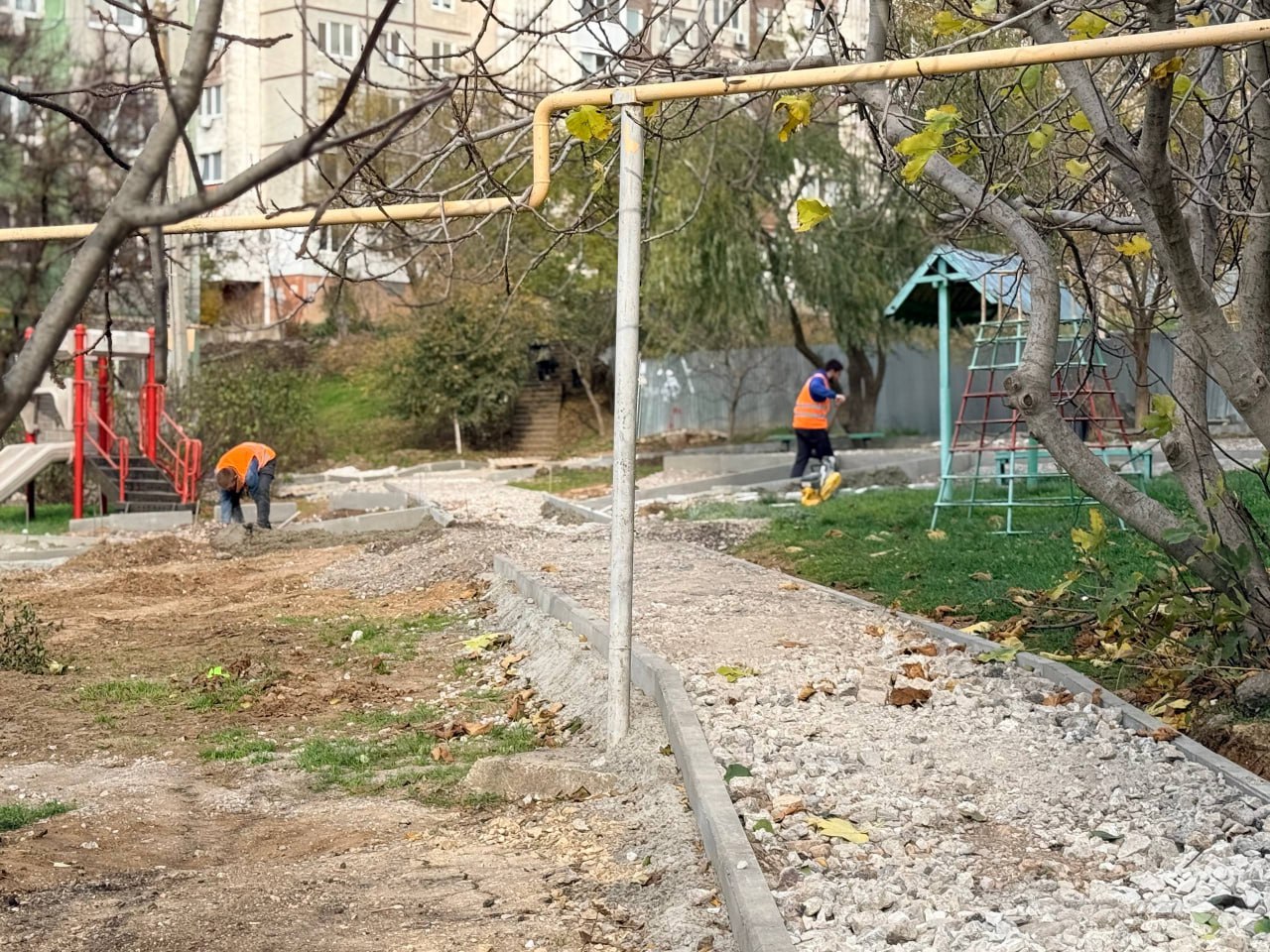 Во дворе по Индустриальному шоссе, 23, 21, 21/1 приступили к асфальтированию тротуаров и входных групп в подъезды Во дворе по Индустриальному шоссе, 23, 21, 21/1 приступили к асфальтированию тротуаров и входных групп в подъезды