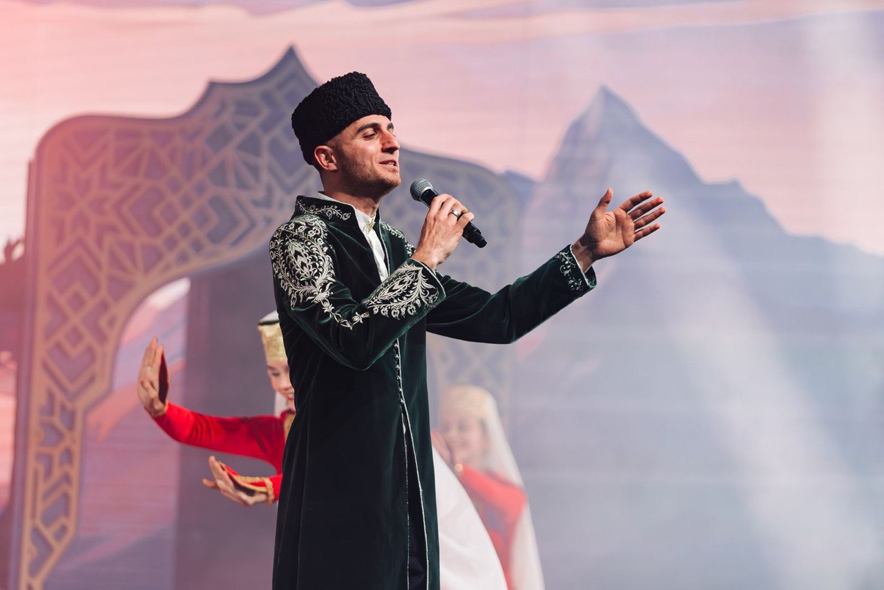 Солист Крымскотатарского фольклорного ансамбля «Крым» Крымской государственной филармонии Мамет Хархара награждён Дипломом I степени Международного фестиваля национальных культур «Восточный базар»