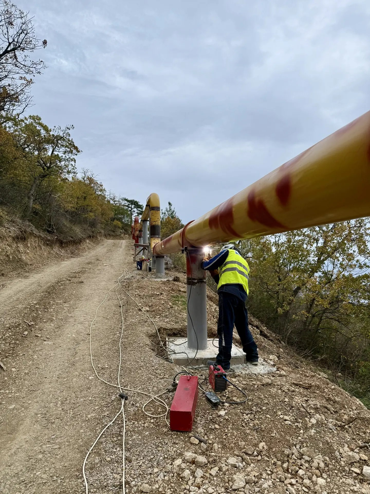 Сотрудники Минтопэнерго Крыма с выездом на место проверили ход строительства межпоселкового газопровода от газораспределительной станции ГРС Весёлое (в районе с. Оползневое) до пгт Форос