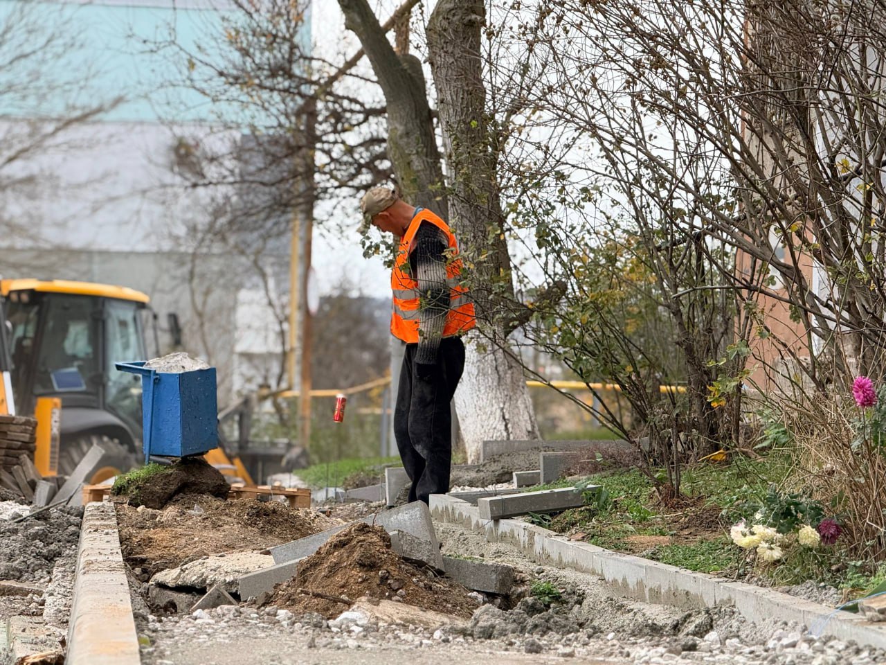 Во дворе по Индустриальному шоссе, 23, 21, 21/1 приступили к асфальтированию тротуаров и входных групп в подъезды Во дворе по Индустриальному шоссе, 23, 21, 21/1 приступили к асфальтированию тротуаров и входных групп в подъезды