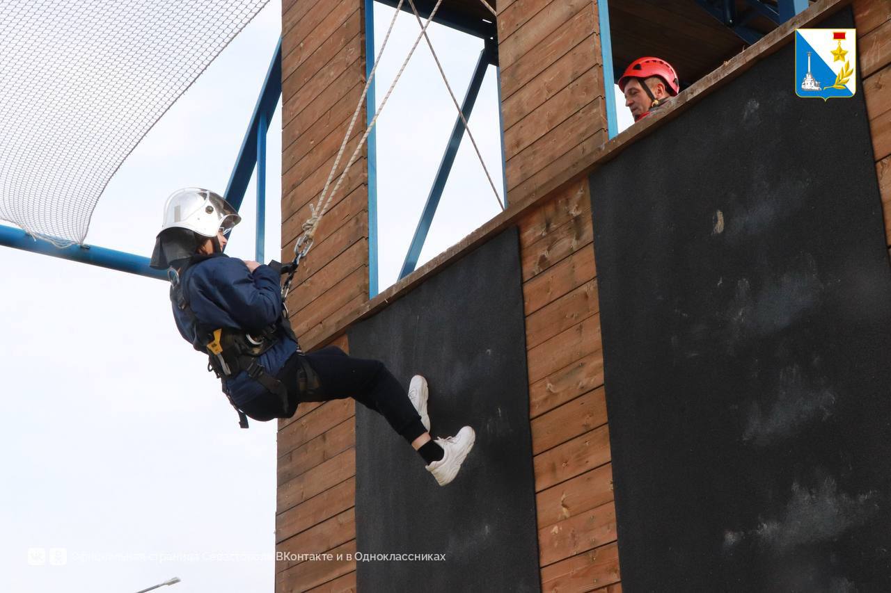 Живые уроки безопасности. В пожарно-спасательной части Павловка прошли практические занятия для кадетов Севастопольского кадетского корпуса