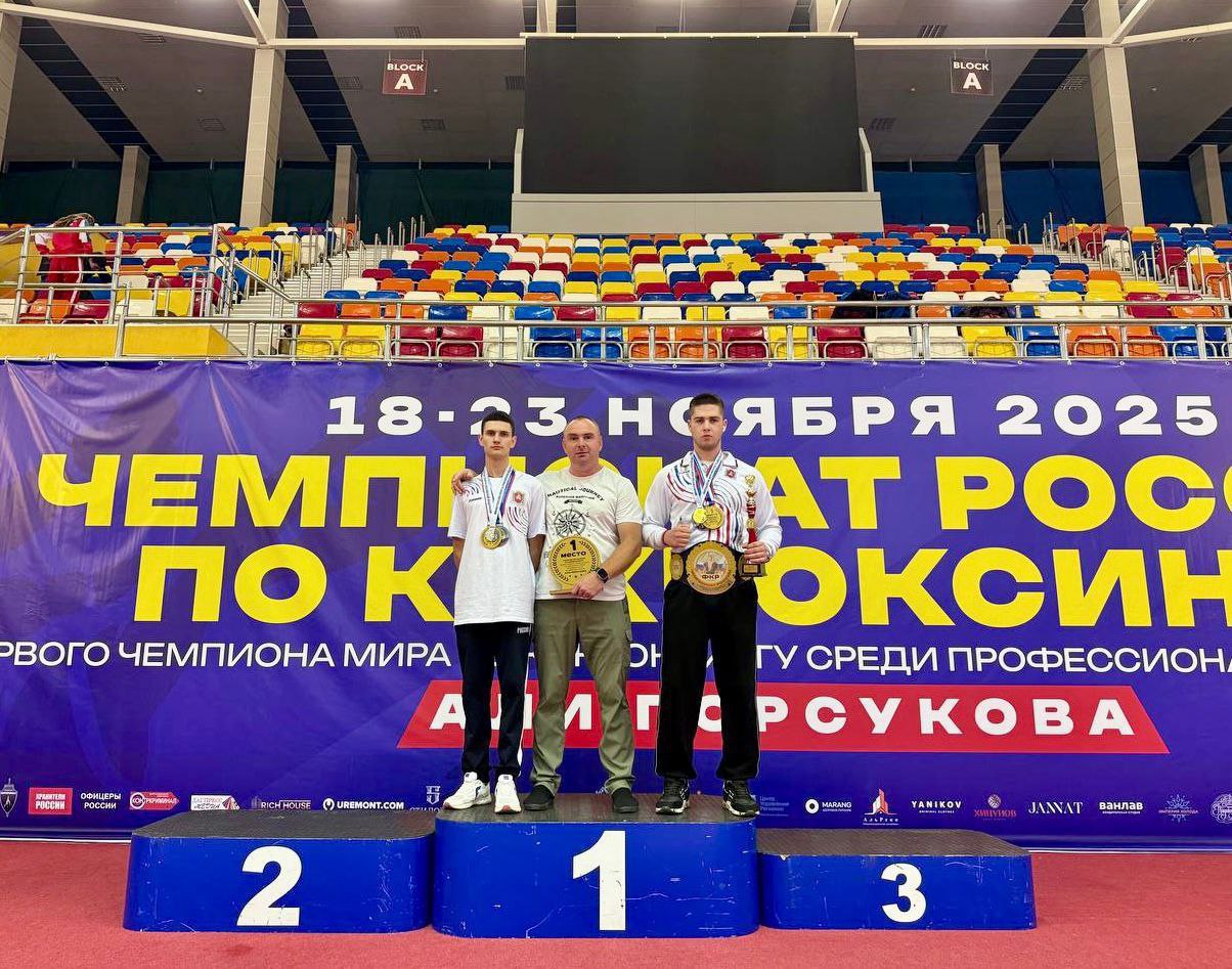 Четыре золотых, две серебряных и одна бронзовая медаль — это впечатляющие результаты выступления Симферопольских спортсменов в составе сборной команды Республики Крым по кикбоксингу на Чемпионате России!