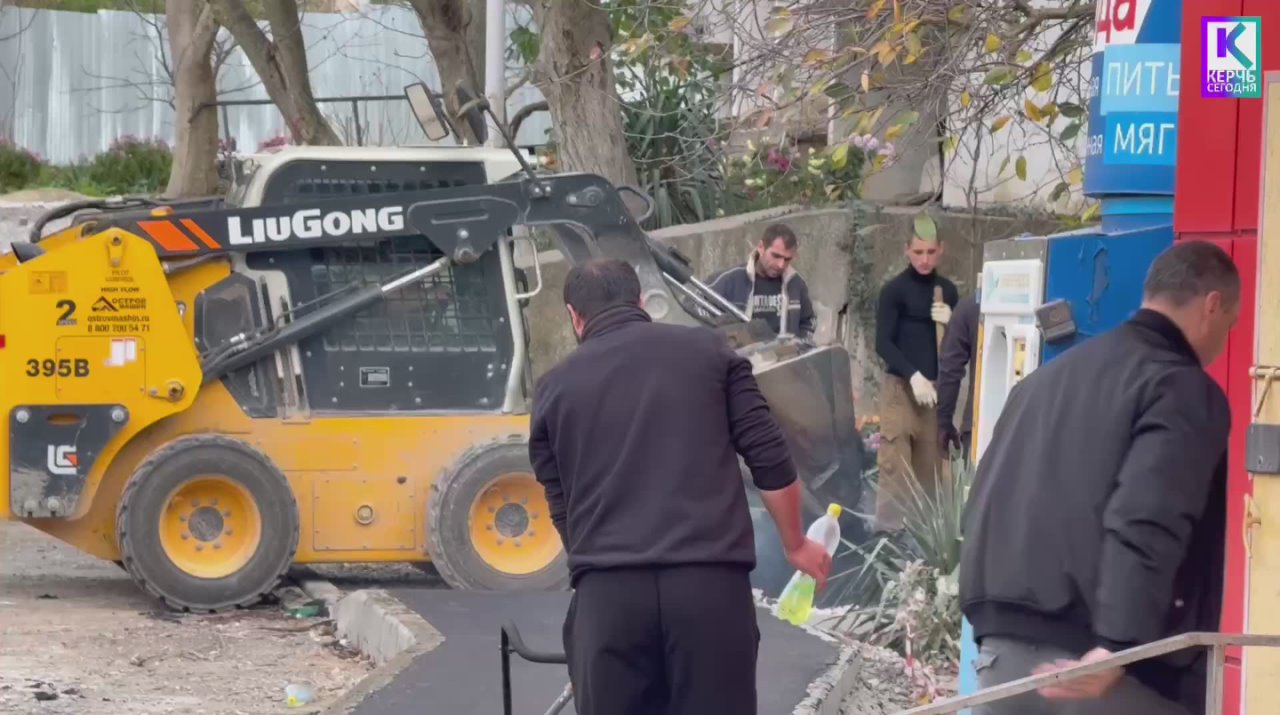 Во дворе по Индустриальному шоссе, 23, 21, 21/1 приступили к асфальтированию тротуаров и входных групп в подъезды