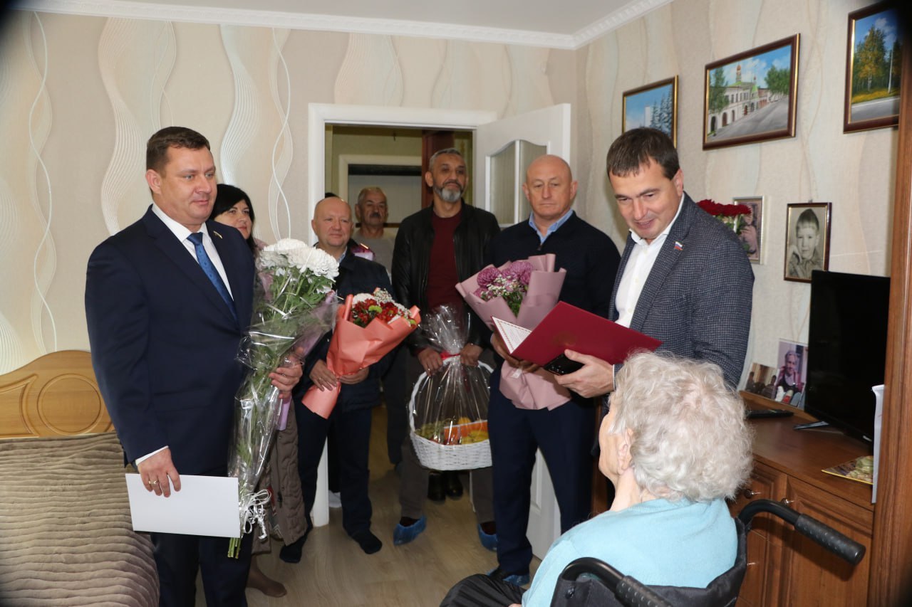 Юрий Нестеренко: Сегодня мне выпала особая честь – поздравить со 102-м днем рождения удивительного человека, настоящую легенду Бахчисарая, Почетного гражданина города, ветерана Великой Отечественной войны – Антонину... Юрий Нестеренко: Сегодня мне выпала особая честь – поздравить со 102-м днем рождения удивительного человека, настоящую легенду Бахчисарая, Почетного гражданина города, ветерана Великой Отечественной войны – Антонину...