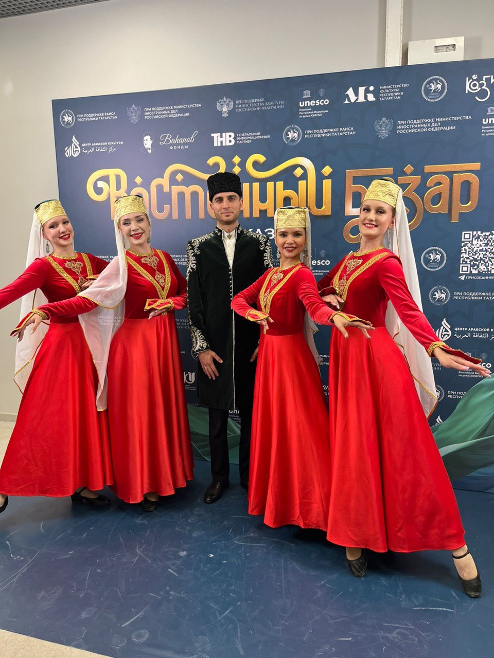 Солист Крымскотатарского фольклорного ансамбля «Крым» Крымской государственной филармонии Мамет Хархара награждён Дипломом I степени Международного фестиваля национальных культур «Восточный базар» Солист Крымскотатарского фольклорного ансамбля «Крым» Крымской государственной филармонии Мамет Хархара награждён Дипломом I степени Международного фестиваля национальных культур «Восточный базар»