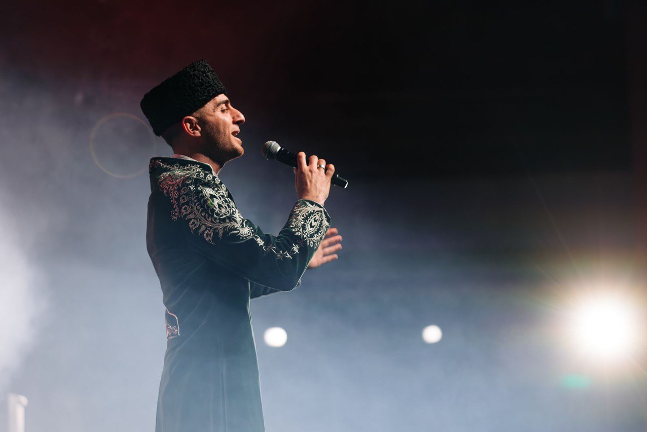 Солист Крымскотатарского фольклорного ансамбля «Крым» Крымской государственной филармонии Мамет Хархара награждён Дипломом I степени Международного фестиваля национальных культур «Восточный базар» Солист Крымскотатарского фольклорного ансамбля «Крым» Крымской государственной филармонии Мамет Хархара награждён Дипломом I степени Международного фестиваля национальных культур «Восточный базар»