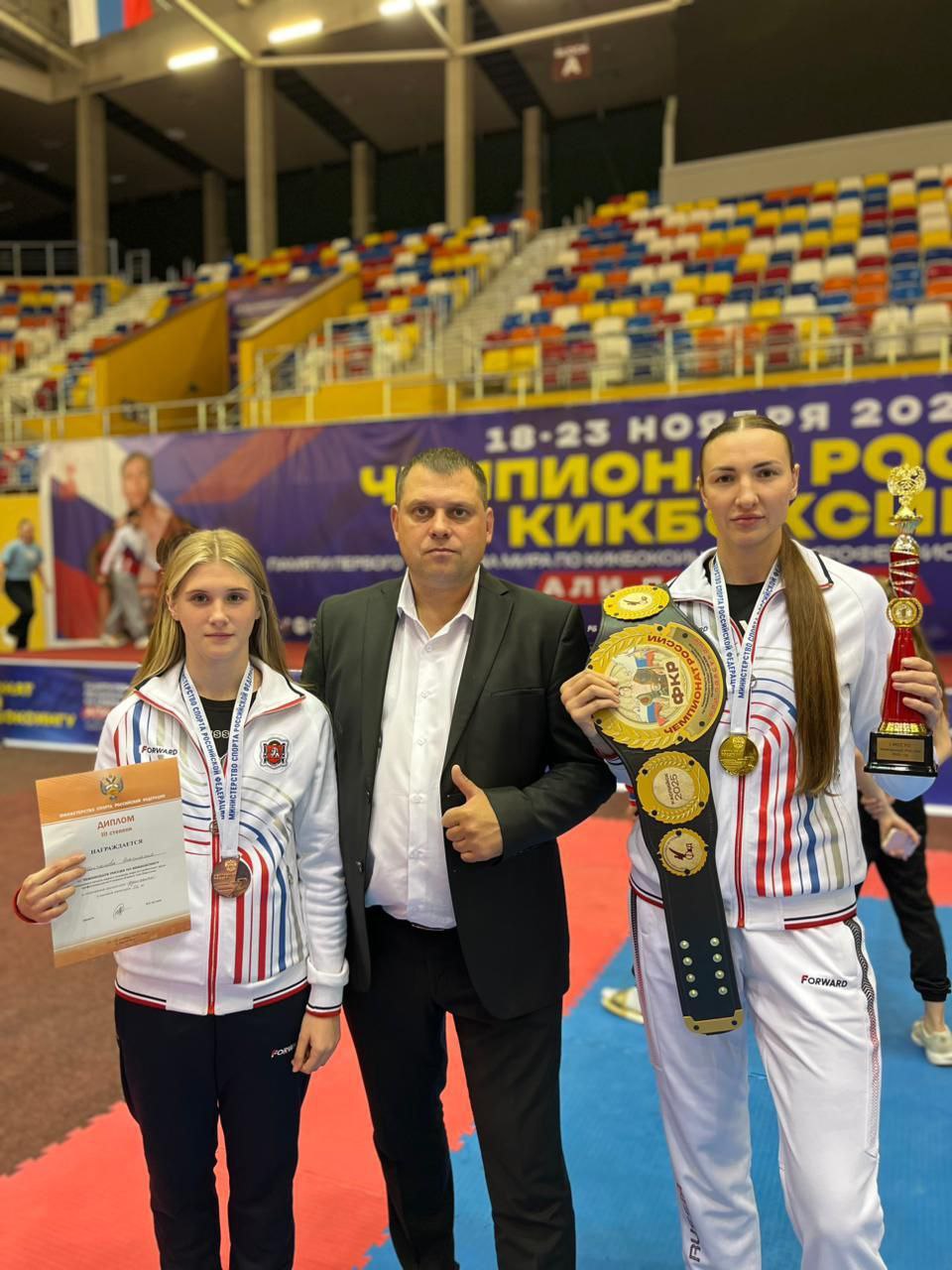 Четыре золотых, две серебряных и одна бронзовая медаль — это впечатляющие результаты выступления Симферопольских спортсменов в составе сборной команды Республики Крым по кикбоксингу на Чемпионате России! Четыре золотых, две серебряных и одна бронзовая медаль — это впечатляющие результаты выступления Симферопольских спортсменов в составе сборной команды Республики Крым по кикбоксингу на Чемпионате России!