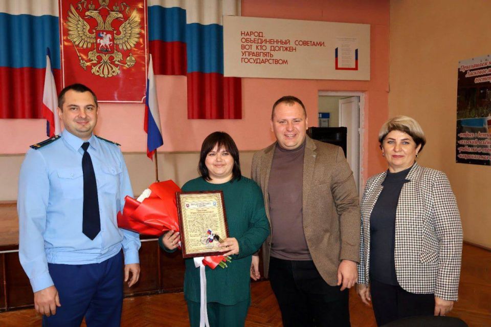 В Раздольненском районе после вмешательства прокуратуры сироте вручены ключи от благоустроенной квартиры