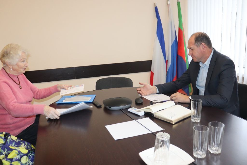 Владислав Хаджиев: Традиционно понедельник начал с еженедельного приёма граждан Владислав Хаджиев: Традиционно понедельник начал с еженедельного приёма граждан