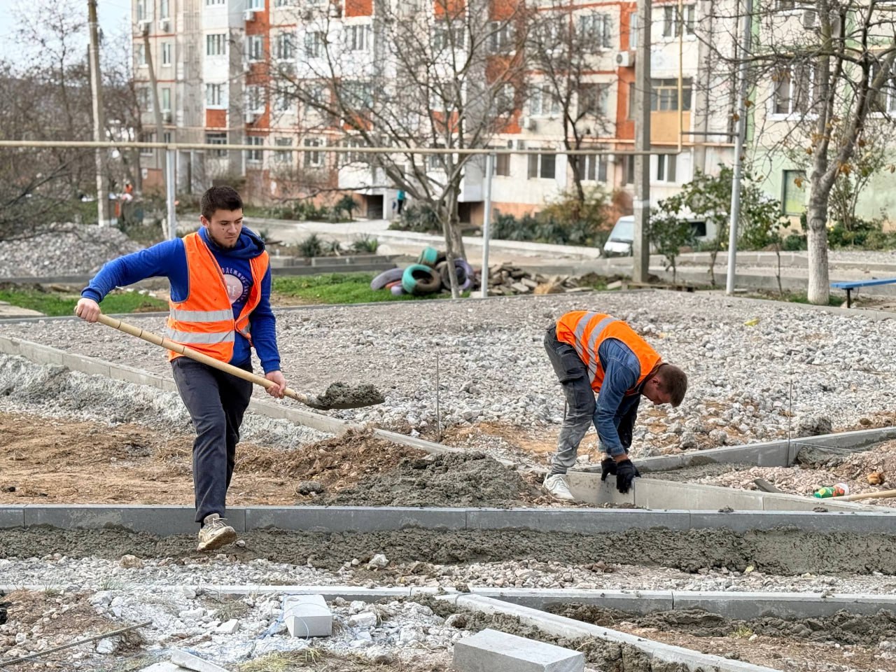 Во дворе по Индустриальному шоссе, 23, 21, 21/1 приступили к асфальтированию тротуаров и входных групп в подъезды Во дворе по Индустриальному шоссе, 23, 21, 21/1 приступили к асфальтированию тротуаров и входных групп в подъезды