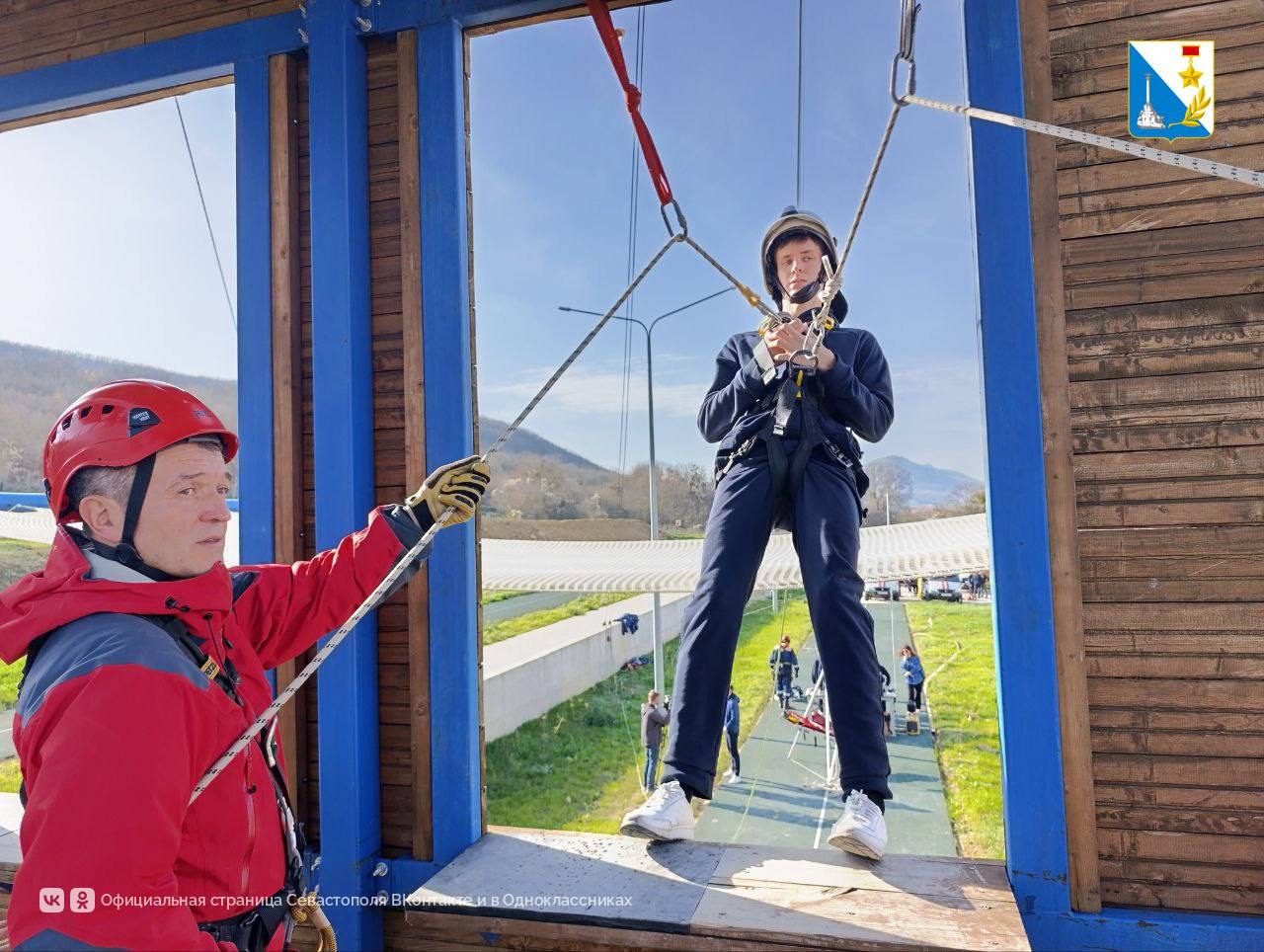 Живые уроки безопасности. В пожарно-спасательной части Павловка прошли практические занятия для кадетов Севастопольского кадетского корпуса Живые уроки безопасности. В пожарно-спасательной части Павловка прошли практические занятия для кадетов Севастопольского кадетского корпуса