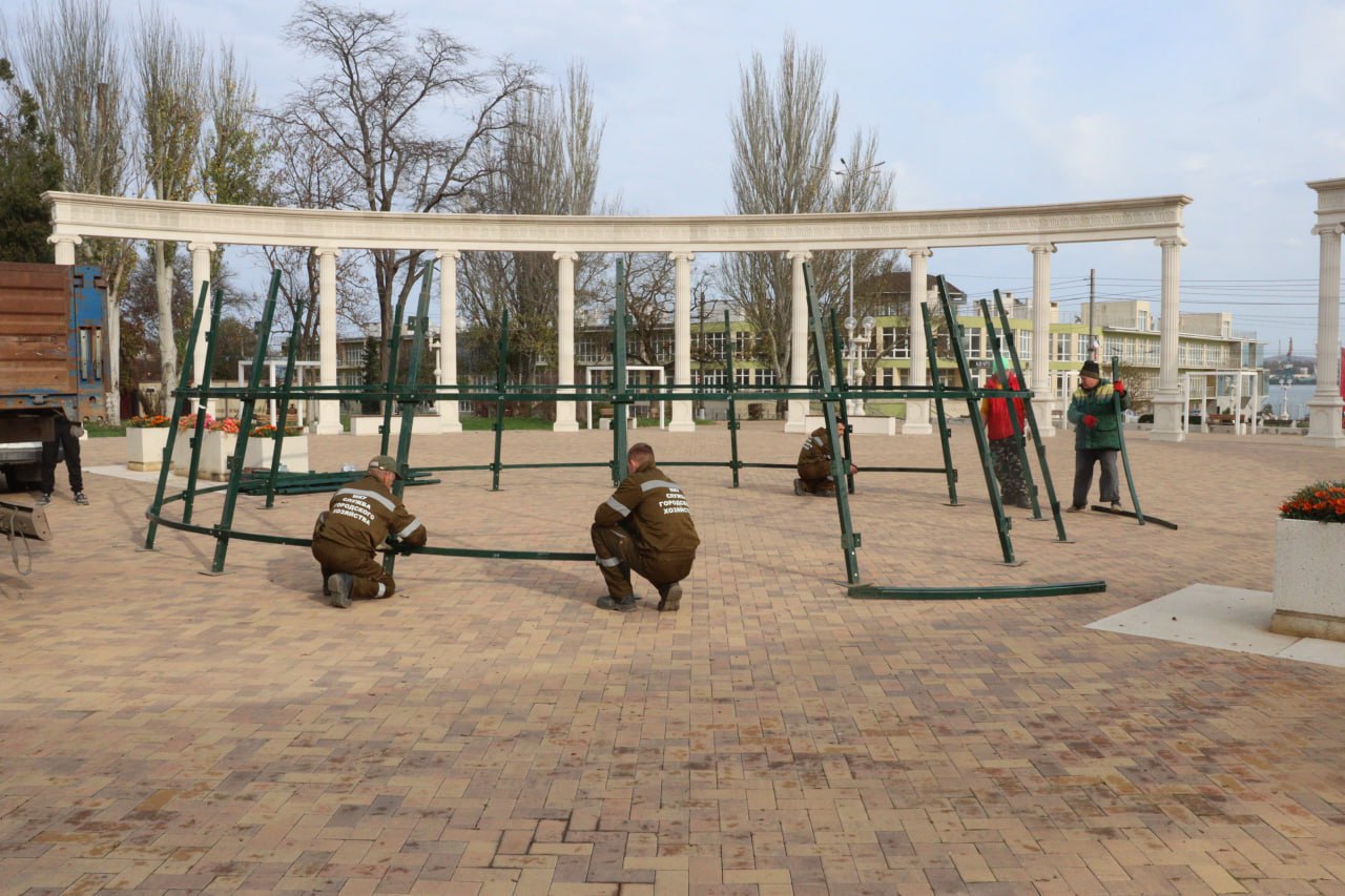 В Керчи стартовала подготовка к Новому году – на центральной площади устанавливают главную елку