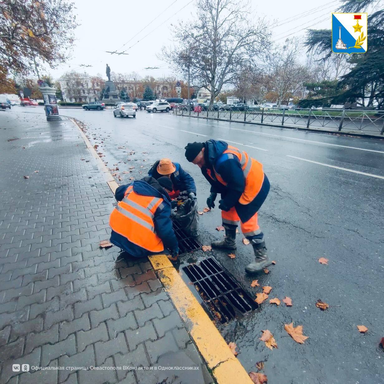 Бригады «Водоканала» прочищают ливневку от листвы по всему городу