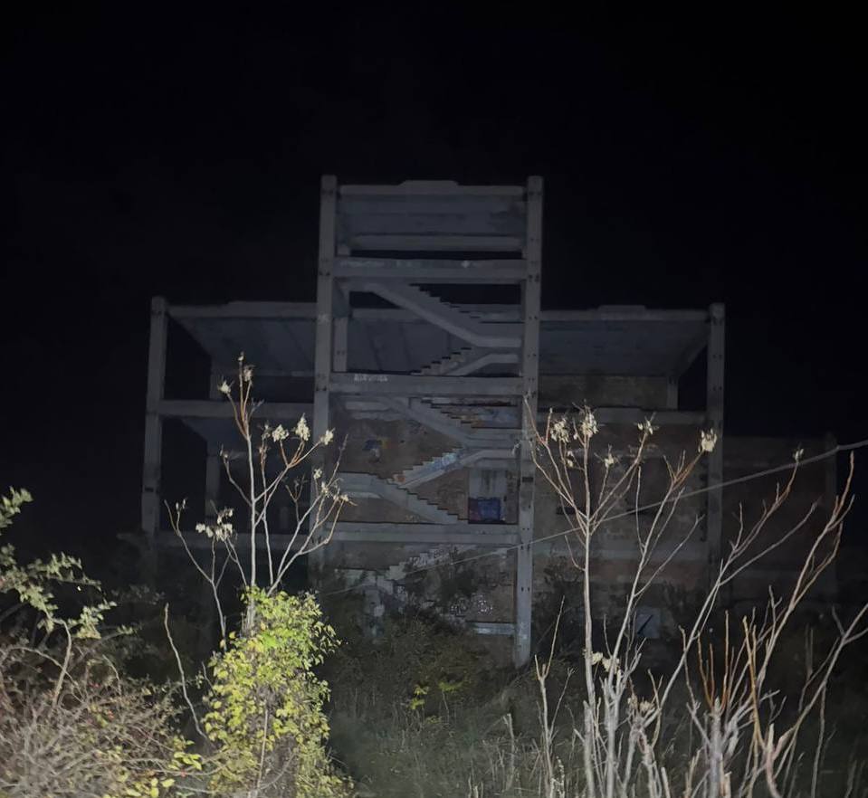 Прокуратура Крыма организовала проверку по факту падения подростка с четвертого этажа недостроя