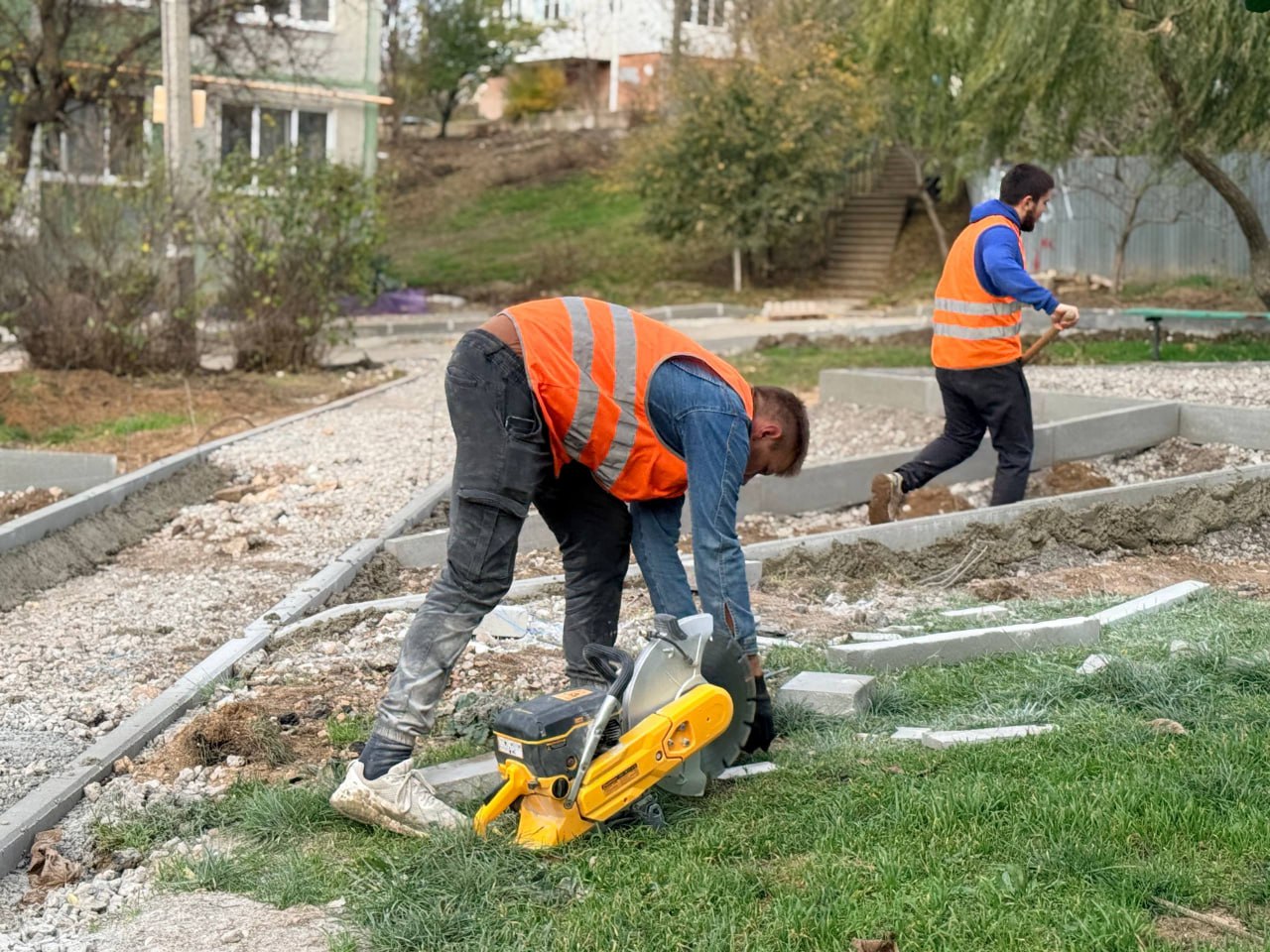 Во дворе по Индустриальному шоссе, 23, 21, 21/1 приступили к асфальтированию тротуаров и входных групп в подъезды Во дворе по Индустриальному шоссе, 23, 21, 21/1 приступили к асфальтированию тротуаров и входных групп в подъезды